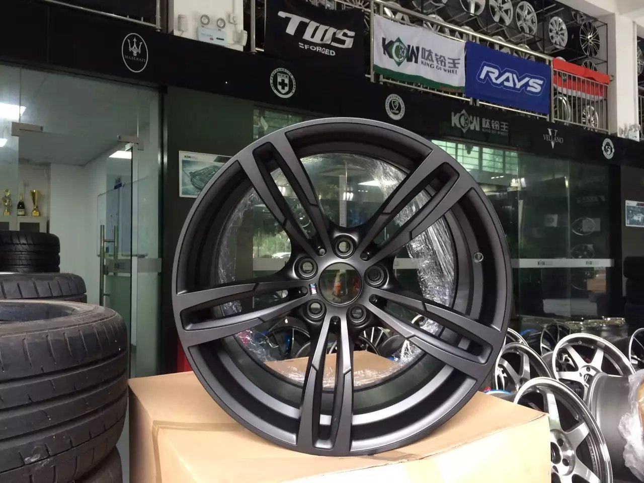 寶馬 M4 原裝 特 別 版 ? 19寸 鍛造