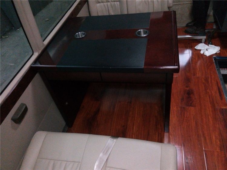 丰田 考斯特实木地板、办公桌改装案例