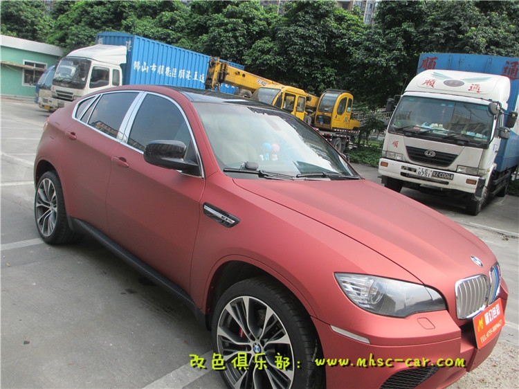 寶馬X6M車身改顏色 全車外觀貼膜改色施工美國(guó)雅龍?zhí)珍X紅
