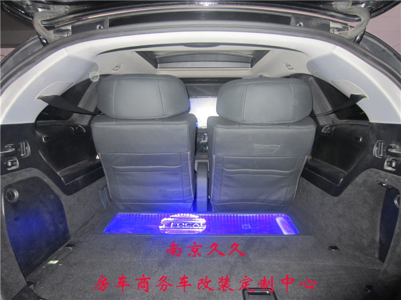 奔馳R350內(nèi)飾改裝案例（隔斷升降屏電視、航空座椅等）