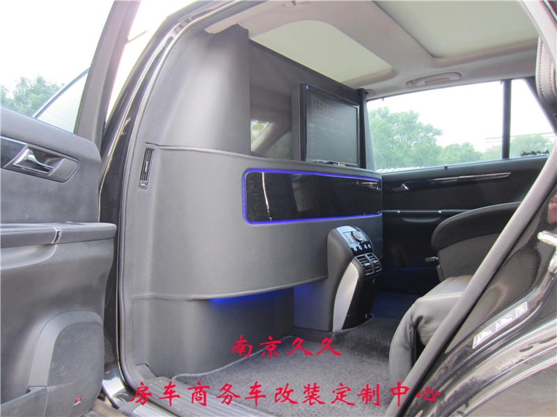奔馳R350內(nèi)飾改裝案例（隔斷升降屏電視、航空座椅等）