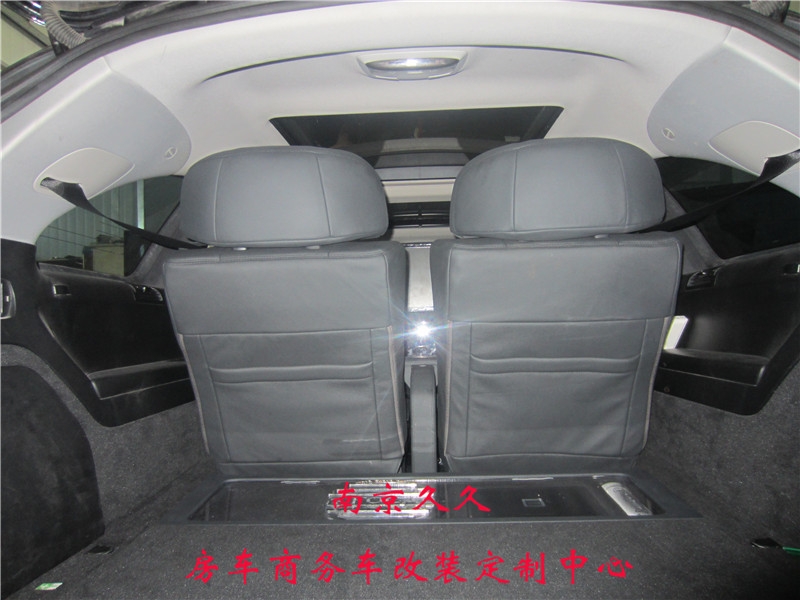 奔馳R350內(nèi)飾改裝案例（隔斷升降屏電視、航空座椅等）