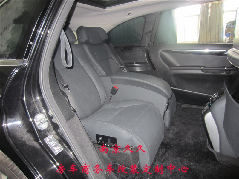 奔馳R350內(nèi)飾改裝案例（隔斷升降屏電視、航空座椅等）