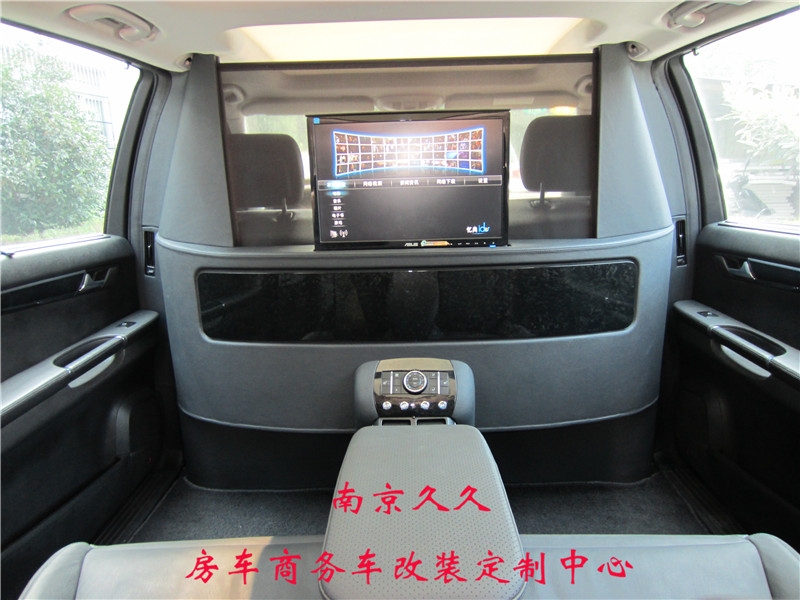 奔馳R350內(nèi)飾改裝案例（隔斷升降屏電視、航空座椅等）