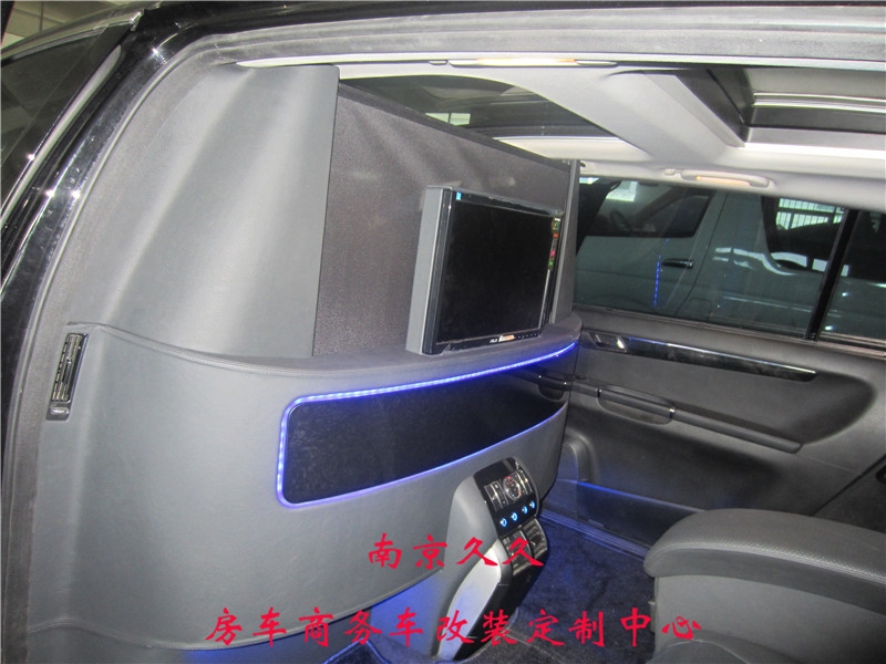 奔馳R350內(nèi)飾改裝案例（隔斷升降屏電視、航空座椅等）