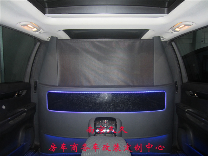 奔馳R350內(nèi)飾改裝案例（隔斷升降屏電視、航空座椅等）