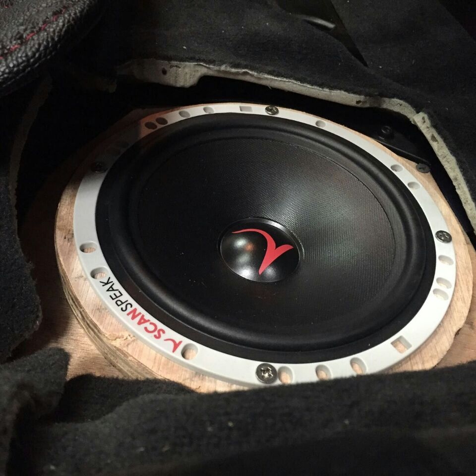 中山億豐行汽車音響改裝..美音開.心無慮——寶馬320i汽車音響改裝丹麥紳士寶三分頻