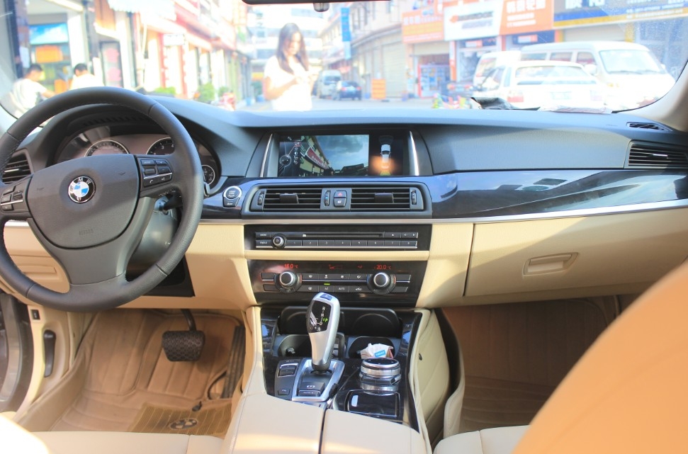 寶馬5系原車屏升級導(dǎo)航倒車影像模塊