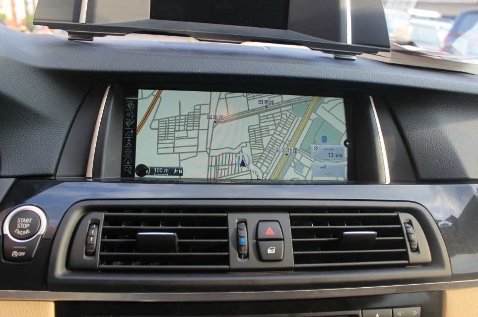 寶馬5系原車屏升級導(dǎo)航倒車影像模塊