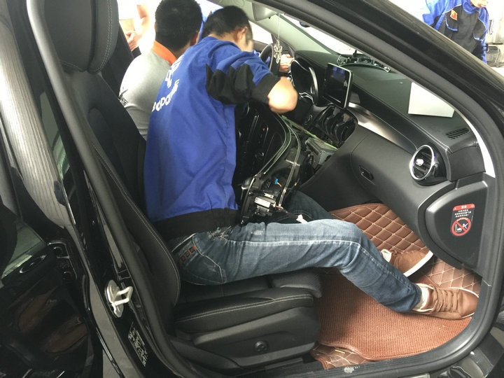 奔馳C200L-施工原廠氛圍燈 行車記錄儀