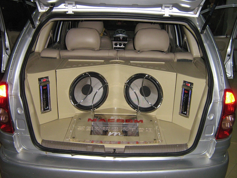久久汽車(chē)音響改裝,20年汽車(chē)裝潢形象店