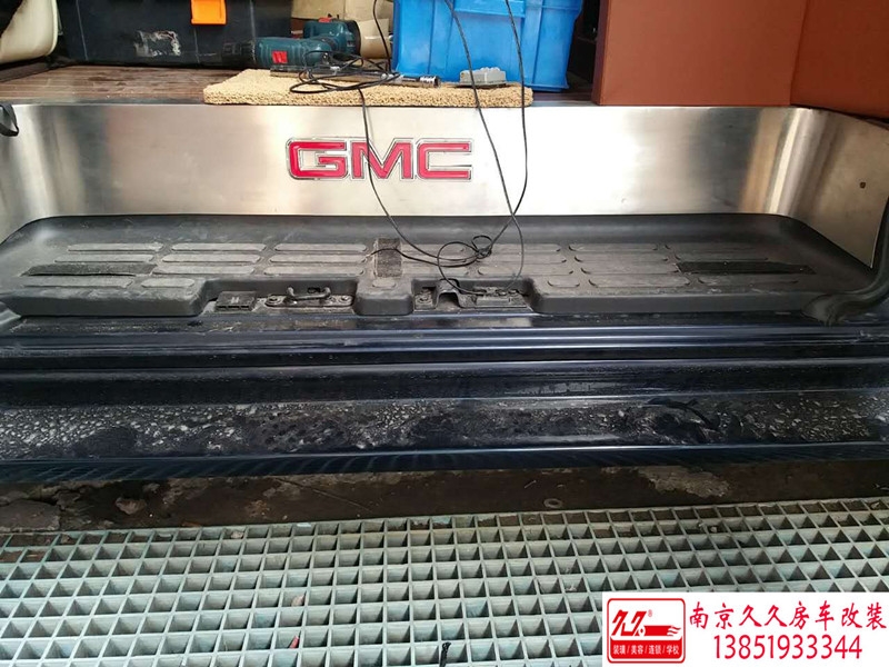 GMC商務(wù)車電動(dòng)踏步改裝案例
