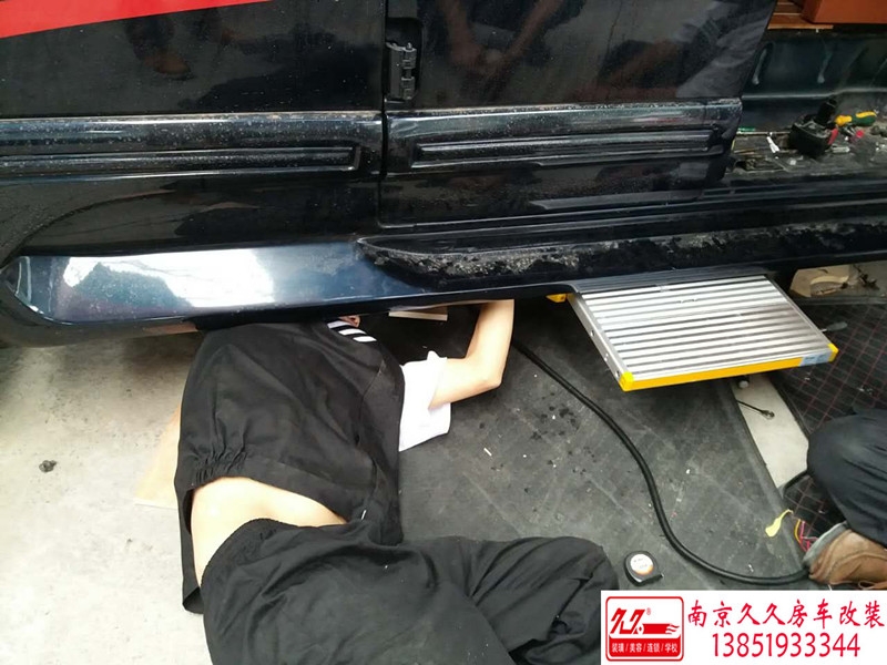 GMC商務(wù)車電動(dòng)踏步改裝案例