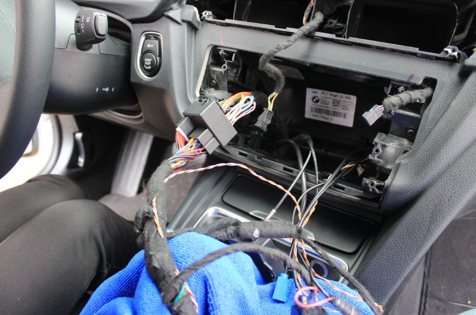 寶馬3系一輛原車屏升級，一輛加裝數(shù)字電視