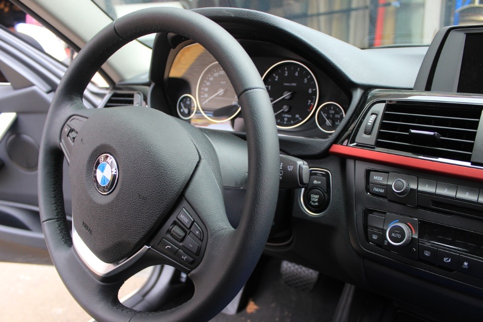 寶馬3系一輛原車屏升級，一輛加裝數(shù)字電視