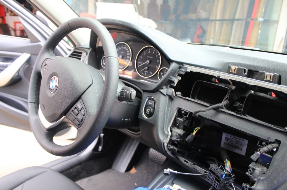 寶馬3系一輛原車屏升級，一輛加裝數(shù)字電視