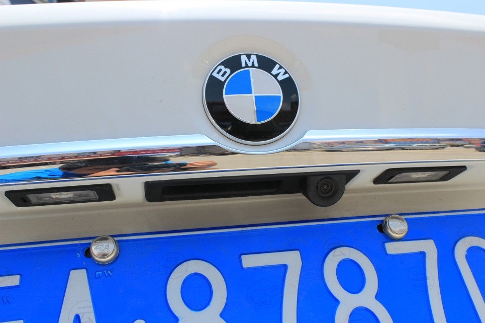 寶馬3系一輛原車屏升級，一輛加裝數(shù)字電視