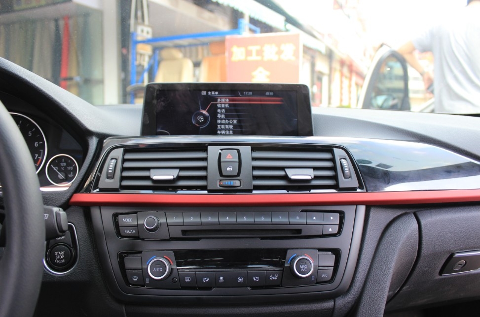 寶馬3系一輛原車屏升級，一輛加裝數(shù)字電視