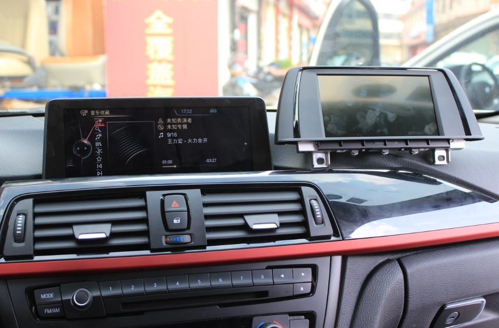 寶馬3系一輛原車屏升級，一輛加裝數(shù)字電視