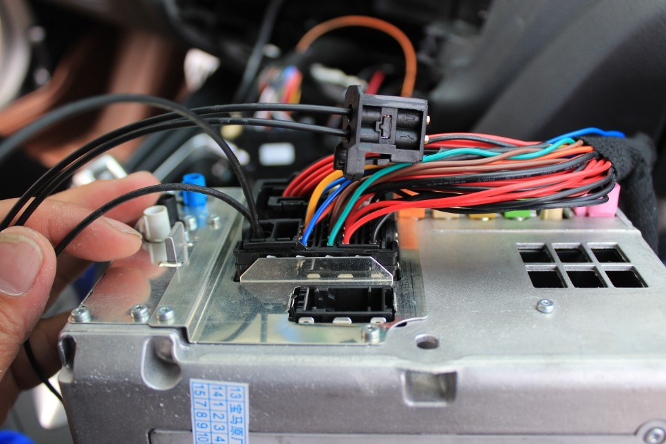 寶馬3系一輛原車屏升級，一輛加裝數(shù)字電視