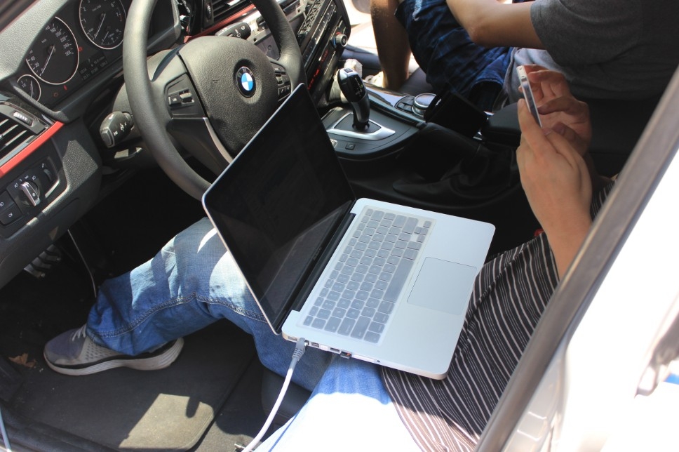 寶馬3系一輛原車屏升級，一輛加裝數(shù)字電視