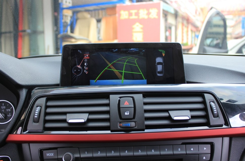 寶馬3系一輛原車屏升級，一輛加裝數(shù)字電視