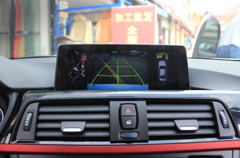 寶馬3系一輛原車屏升級，一輛加裝數(shù)字電視