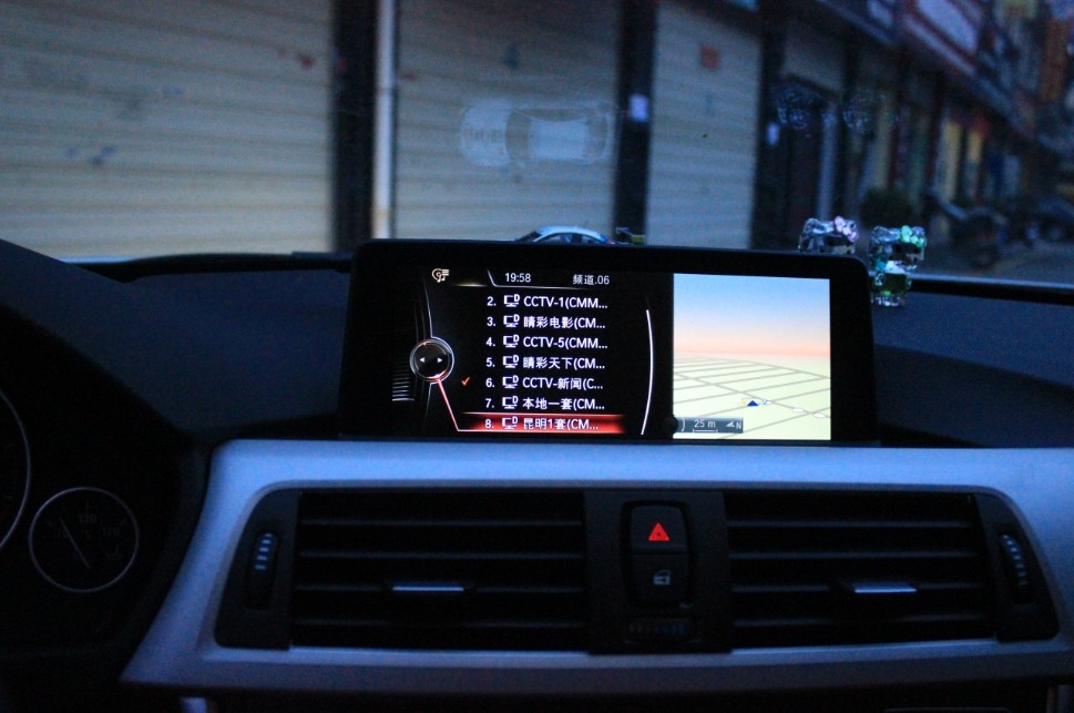 寶馬3系一輛原車屏升級，一輛加裝數(shù)字電視