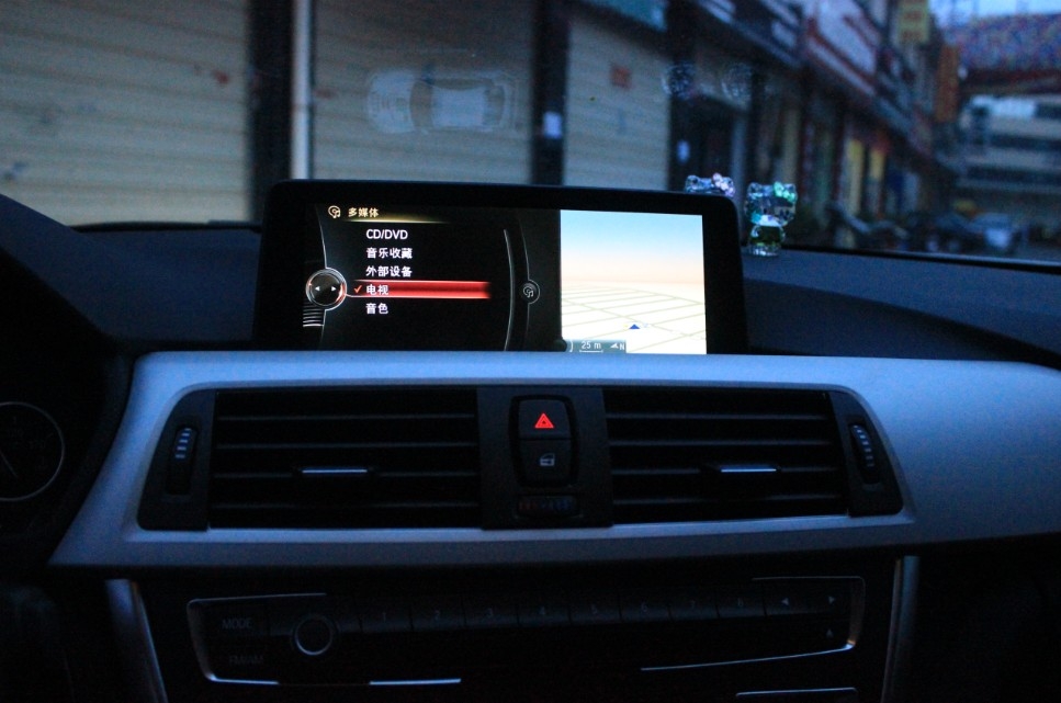 寶馬3系一輛原車屏升級，一輛加裝數(shù)字電視