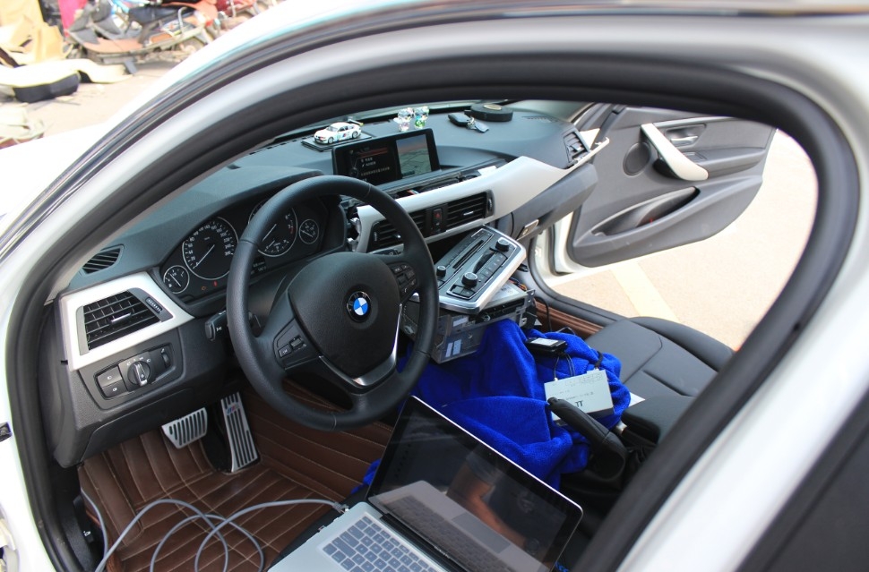 寶馬3系一輛原車屏升級，一輛加裝數(shù)字電視