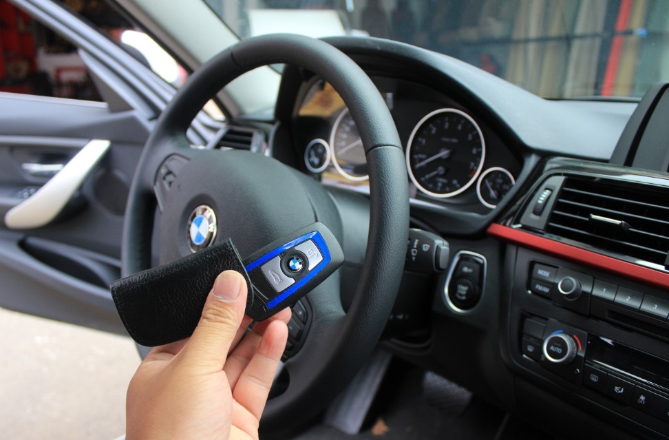 寶馬3系一輛原車屏升級，一輛加裝數(shù)字電視