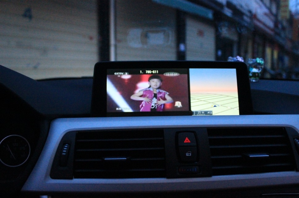 寶馬3系一輛原車屏升級，一輛加裝數(shù)字電視