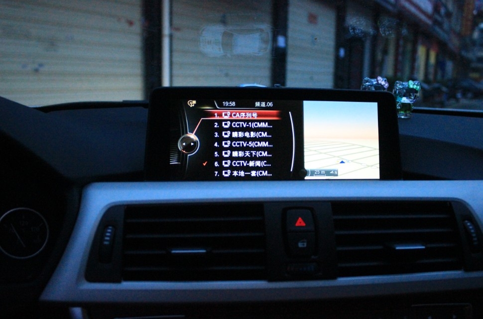 寶馬3系一輛原車屏升級，一輛加裝數(shù)字電視