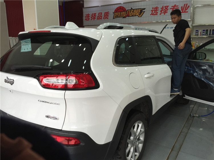 白色JEEP全車龍膜玻璃隔熱膜施工效果--四季貼膜南湖大道店出品