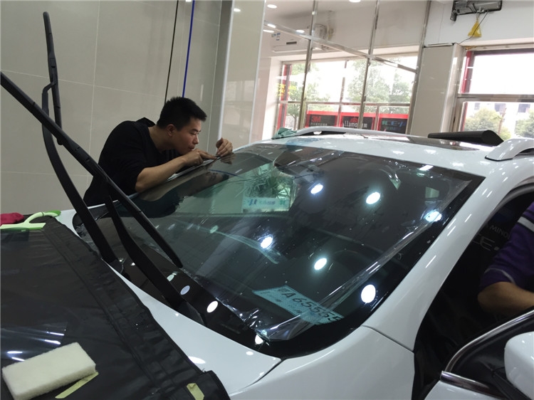 白色JEEP全車龍膜玻璃隔熱膜施工效果--四季貼膜南湖大道店出品