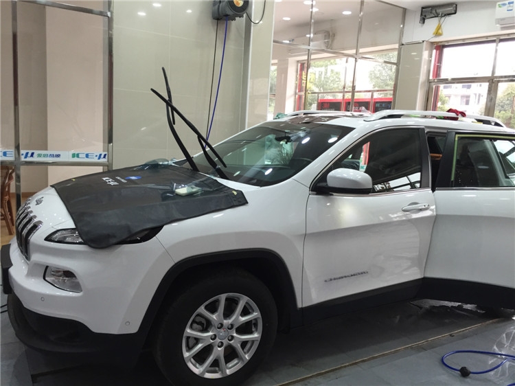 白色JEEP全車龍膜玻璃隔熱膜施工效果--四季貼膜南湖大道店出品