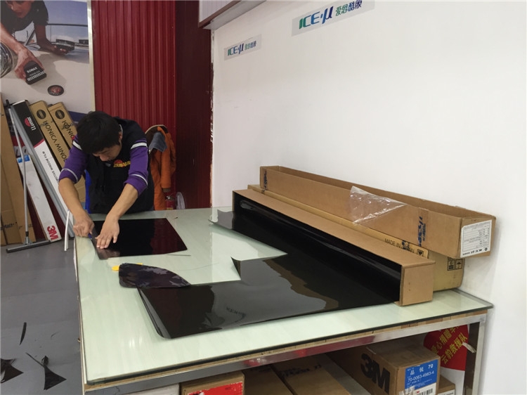 白色JEEP全車龍膜玻璃隔熱膜施工效果--四季貼膜南湖大道店出品