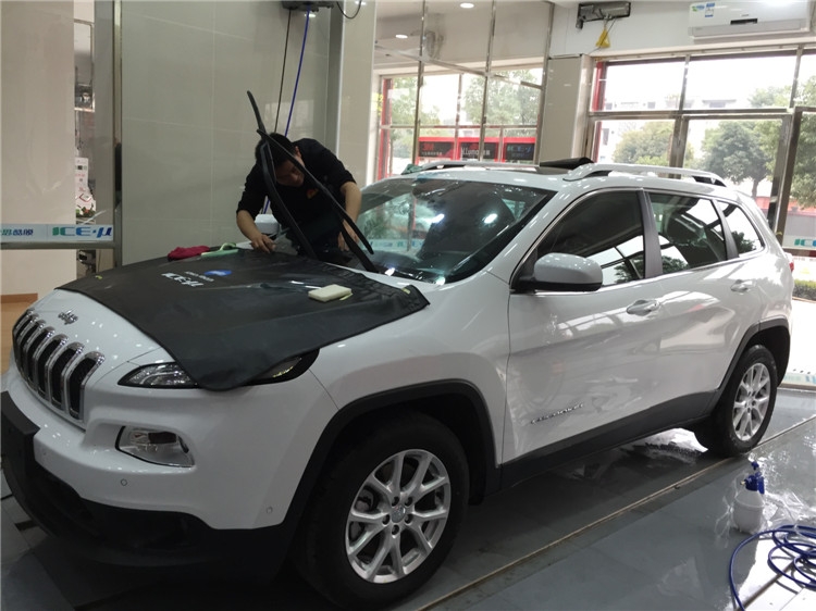 白色JEEP全車龍膜玻璃隔熱膜施工效果--四季貼膜南湖大道店出品