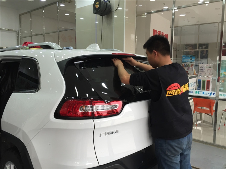 白色JEEP全車龍膜玻璃隔熱膜施工效果--四季貼膜南湖大道店出品