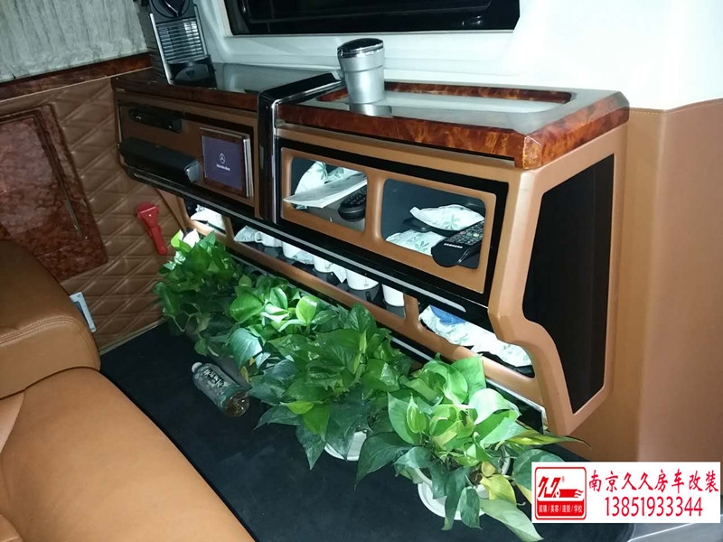 奔馳威霆商務(wù)車內(nèi)飾改裝案例