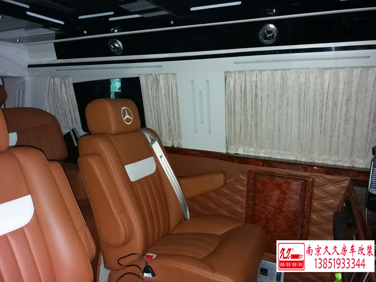 奔馳威霆商務(wù)車內(nèi)飾改裝案例