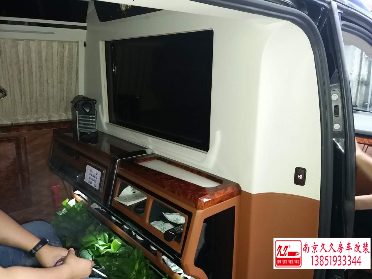 奔馳威霆商務(wù)車內(nèi)飾改裝案例
