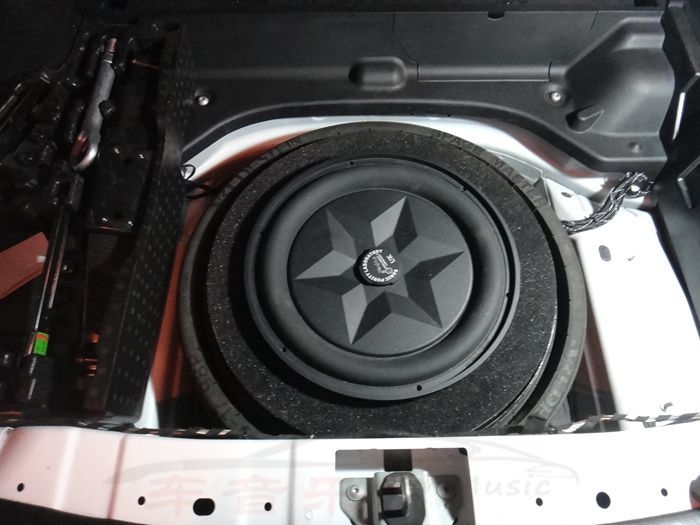 武汉车音乐汽车音响改装-奔驰GLK300-低音改装英国纯正音源暴风13低频感应器