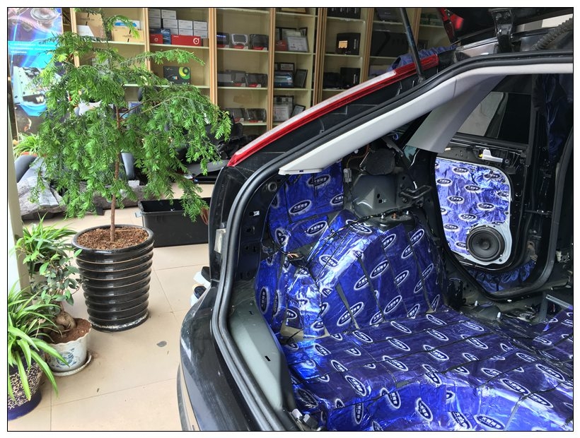 昆明大能隔音金牌服務(wù)店,福特福克斯全車大能隔音止振降噪！
