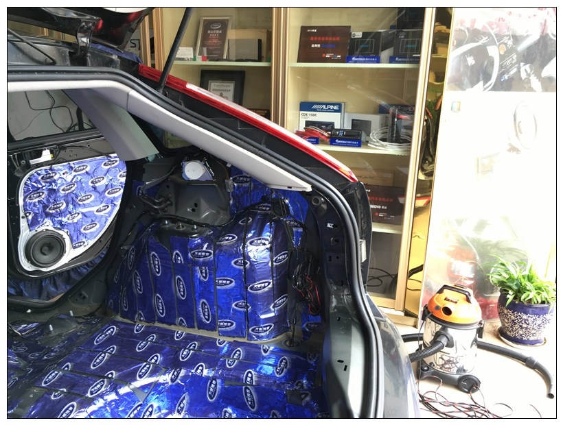 昆明大能隔音金牌服務(wù)店,福特福克斯全車大能隔音止振降噪！