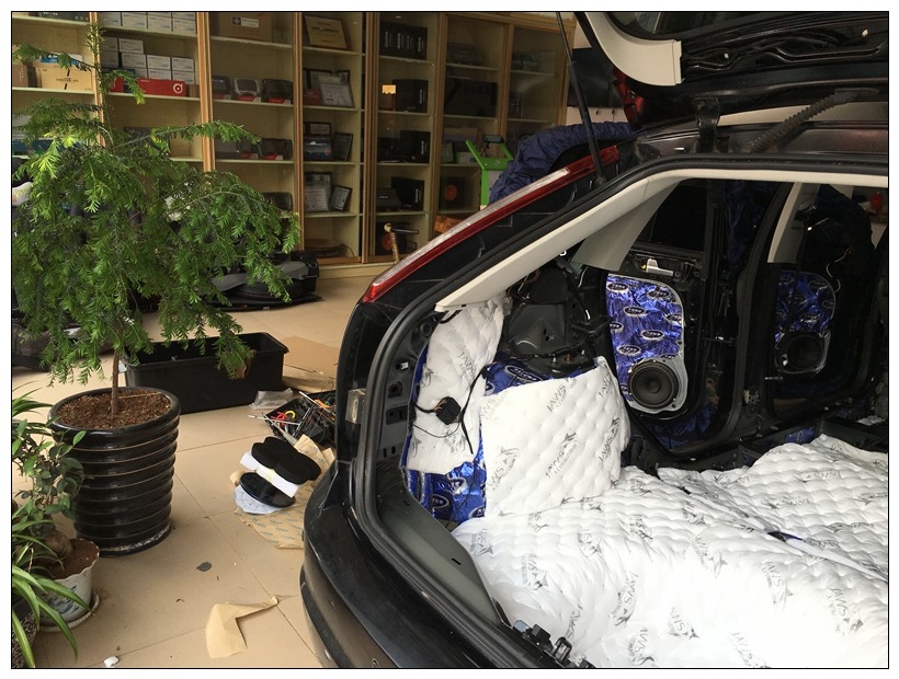昆明大能隔音金牌服務(wù)店,福特福克斯全車大能隔音止振降噪！