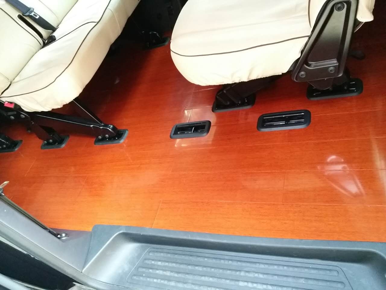 大眾凱路威商務(wù)車內(nèi)飾改裝