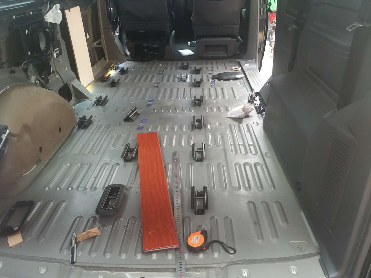 大眾凱路威商務(wù)車內(nèi)飾改裝