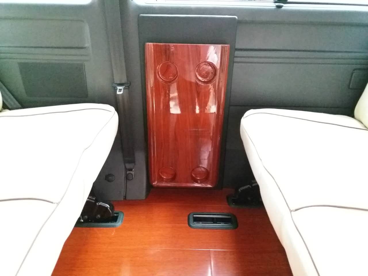 大眾凱路威商務(wù)車內(nèi)飾改裝