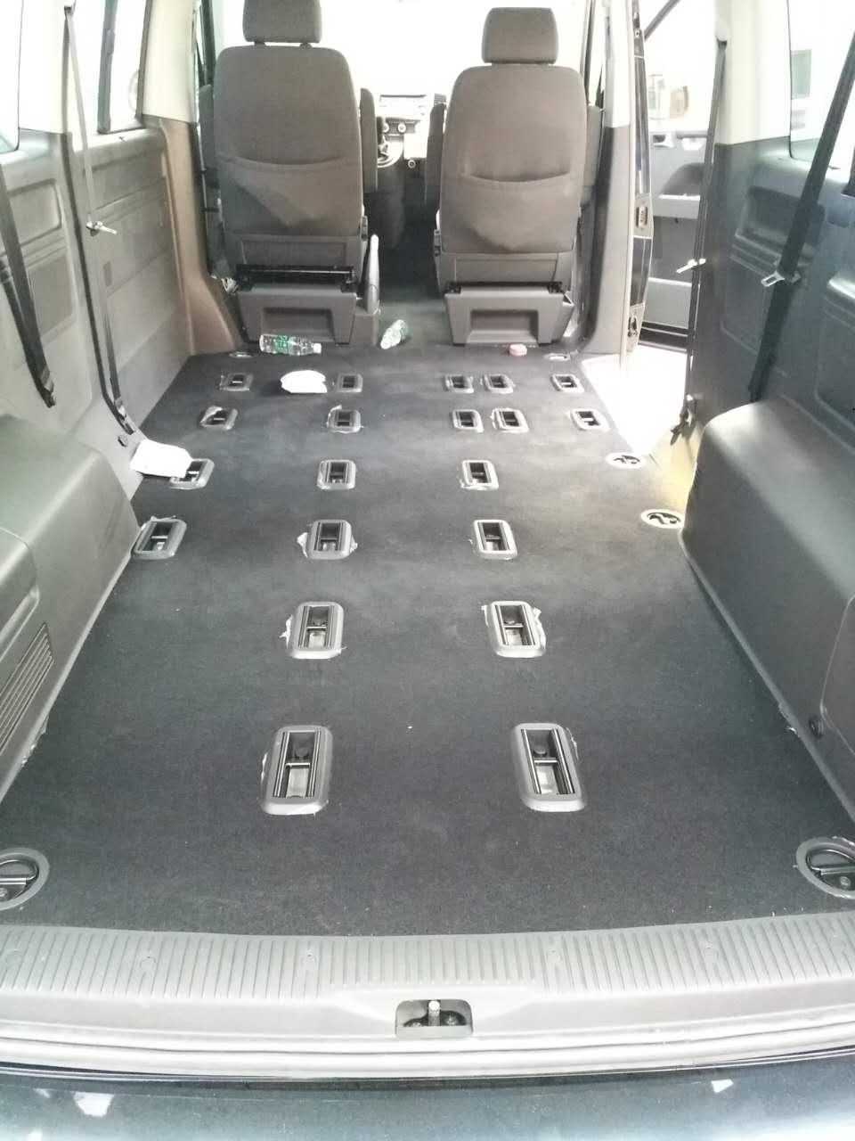 大眾凱路威商務(wù)車內(nèi)飾改裝